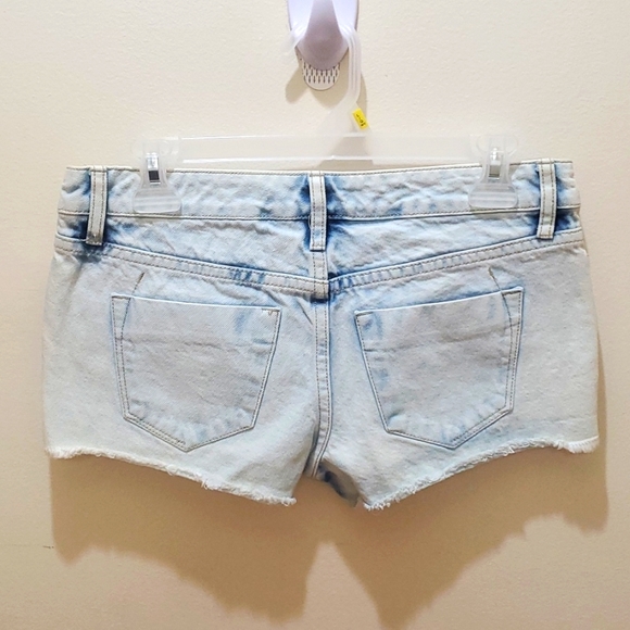 Distressed Jean shorts - Picture 2 of 3